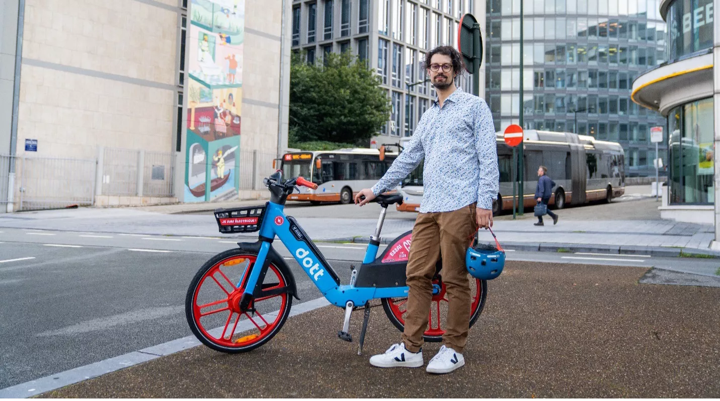 Picture man with dott bike