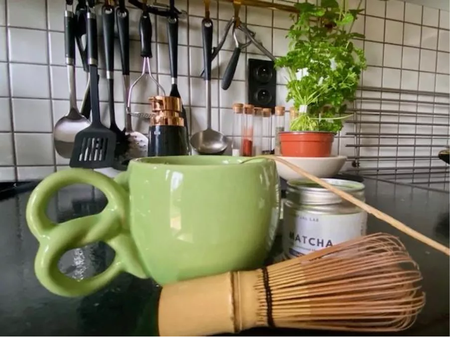 Tasse et fouet à matcha dans une cuisine